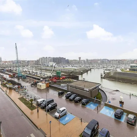 Apartment In Near Marina *