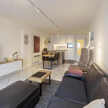 Apartment In Near Marina *